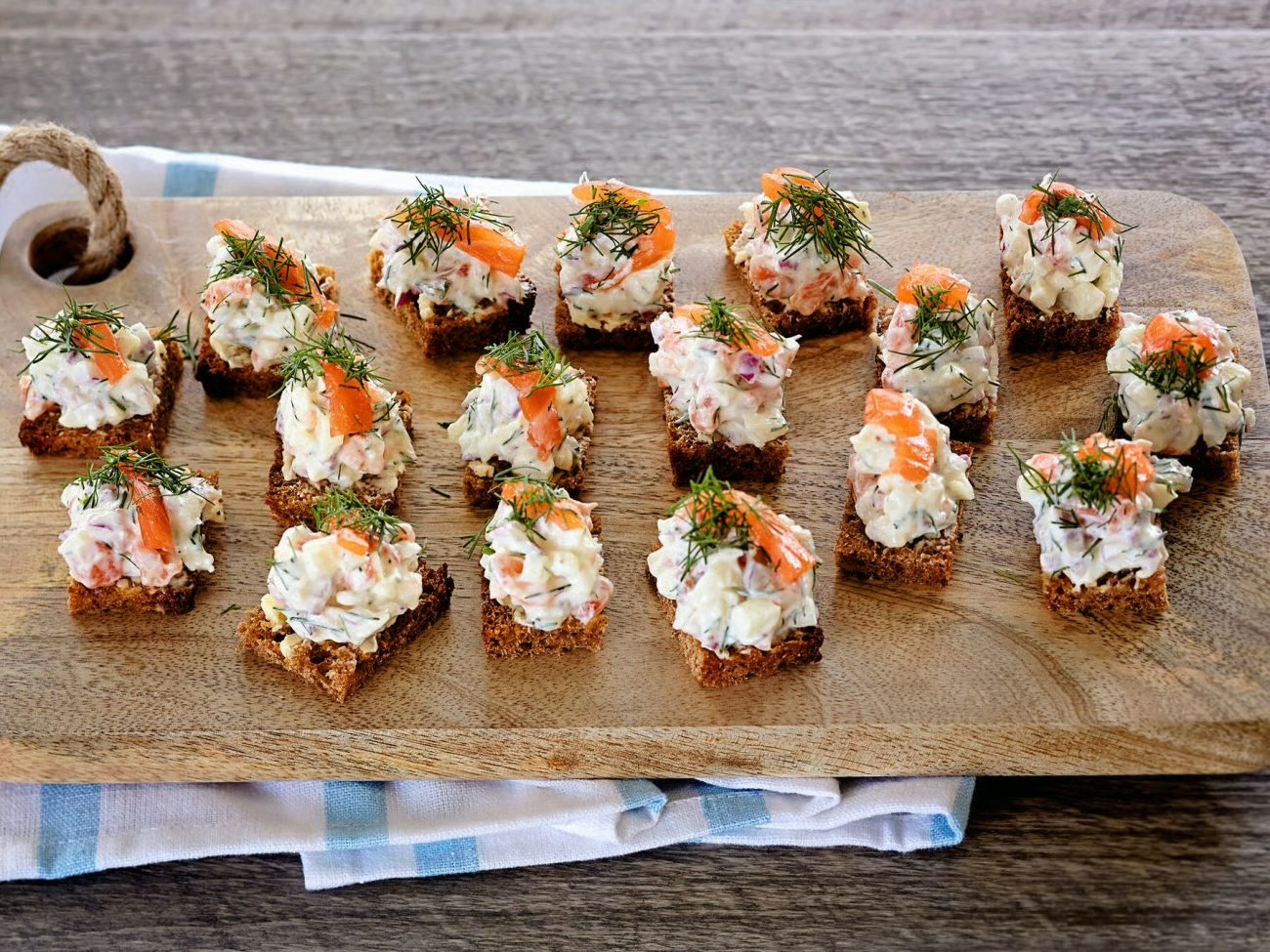Graavilohi Ruisleipällä · Rye Canapés